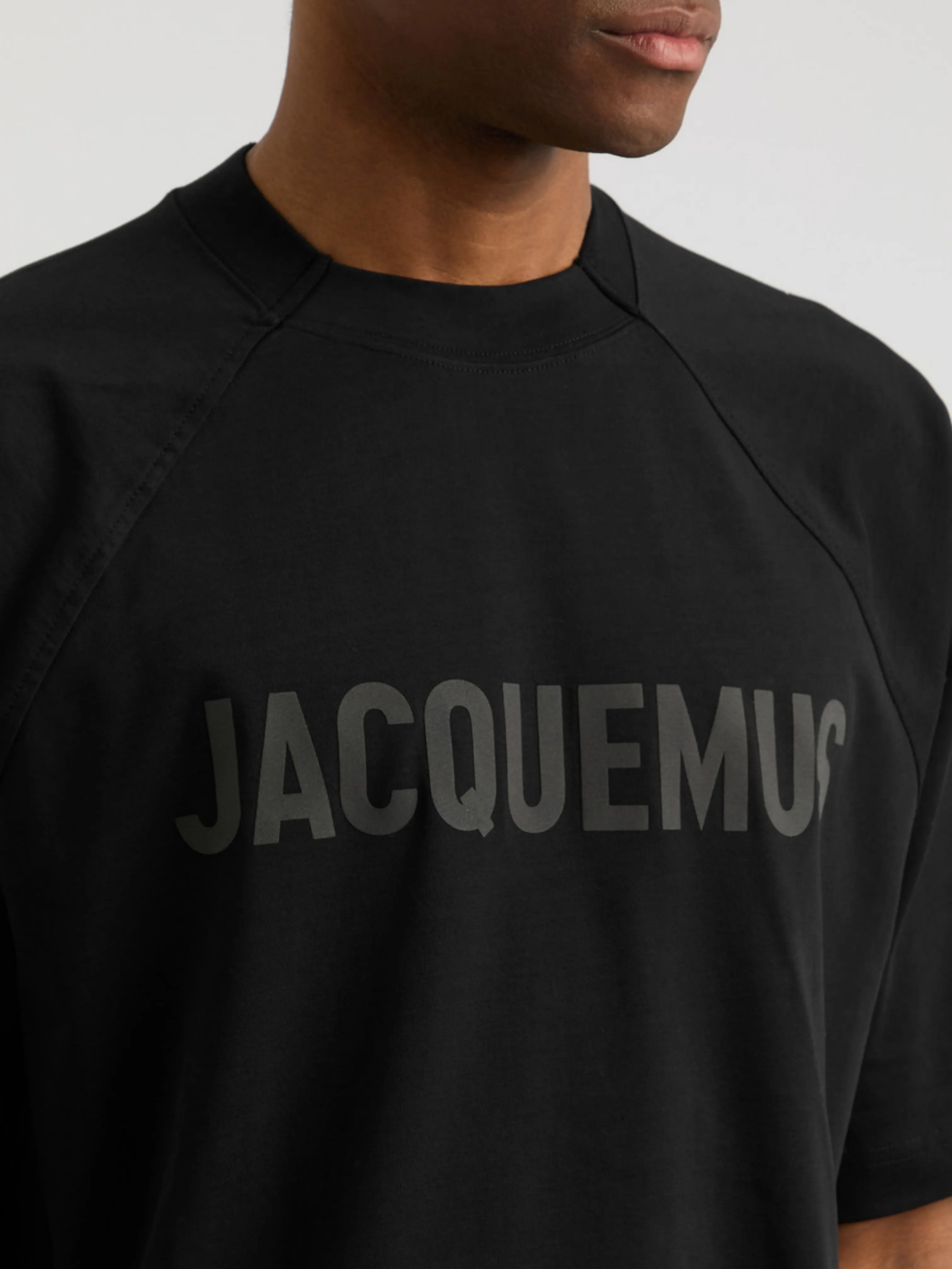 JACQUEMUS LE TYPO OVERSIZED TEE BLACK