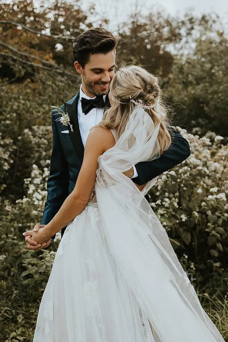 Marvelous V-neck A-line Wedding Dresses Tulle Appliques Rustic Wedding Dresses