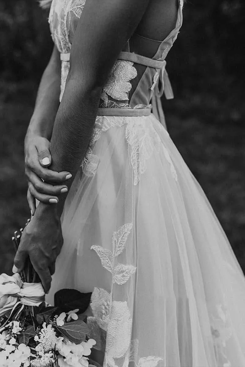 Marvelous V-neck A-line Wedding Dresses Tulle Appliques Rustic Wedding Dresses