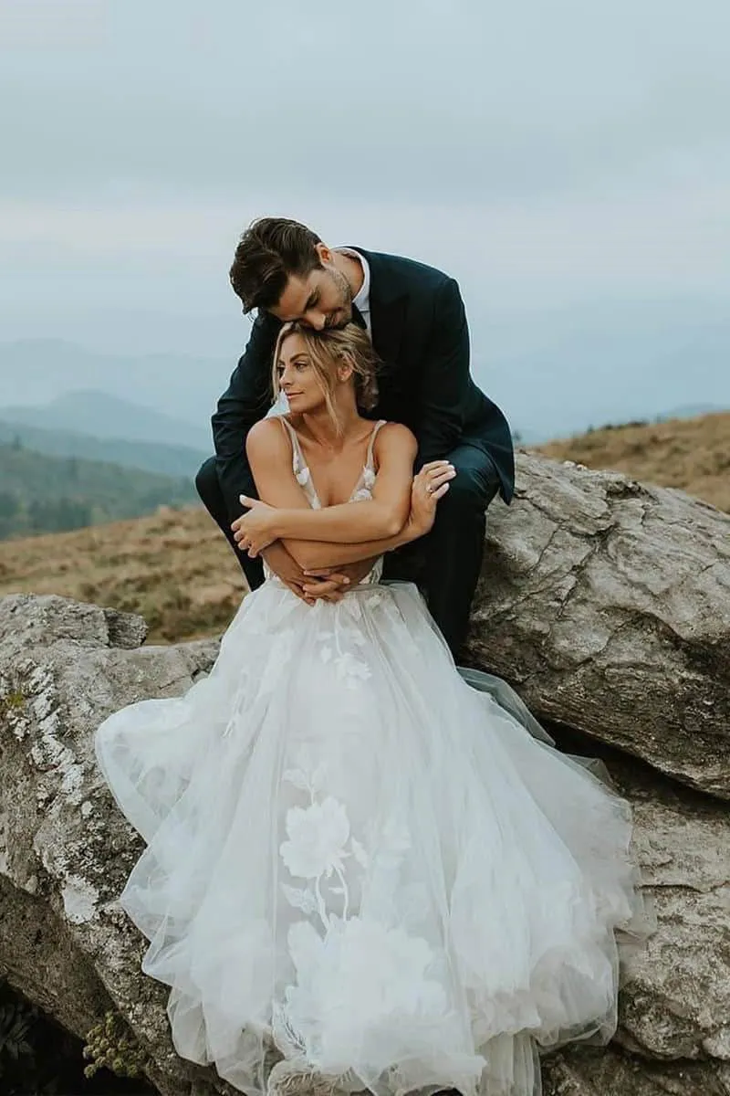 Marvelous V-neck A-line Wedding Dresses Tulle Appliques Rustic Wedding Dresses