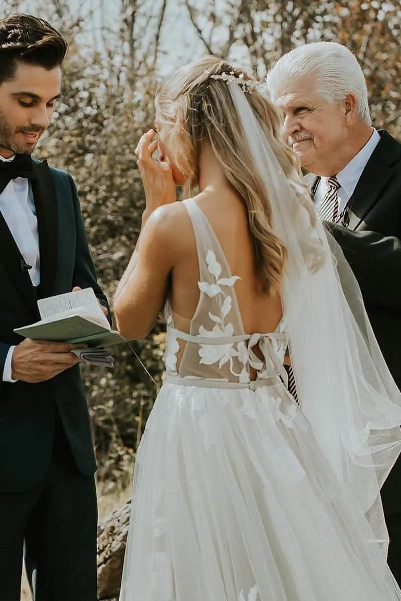 Marvelous V-neck A-line Wedding Dresses Tulle Appliques Rustic Wedding Dresses