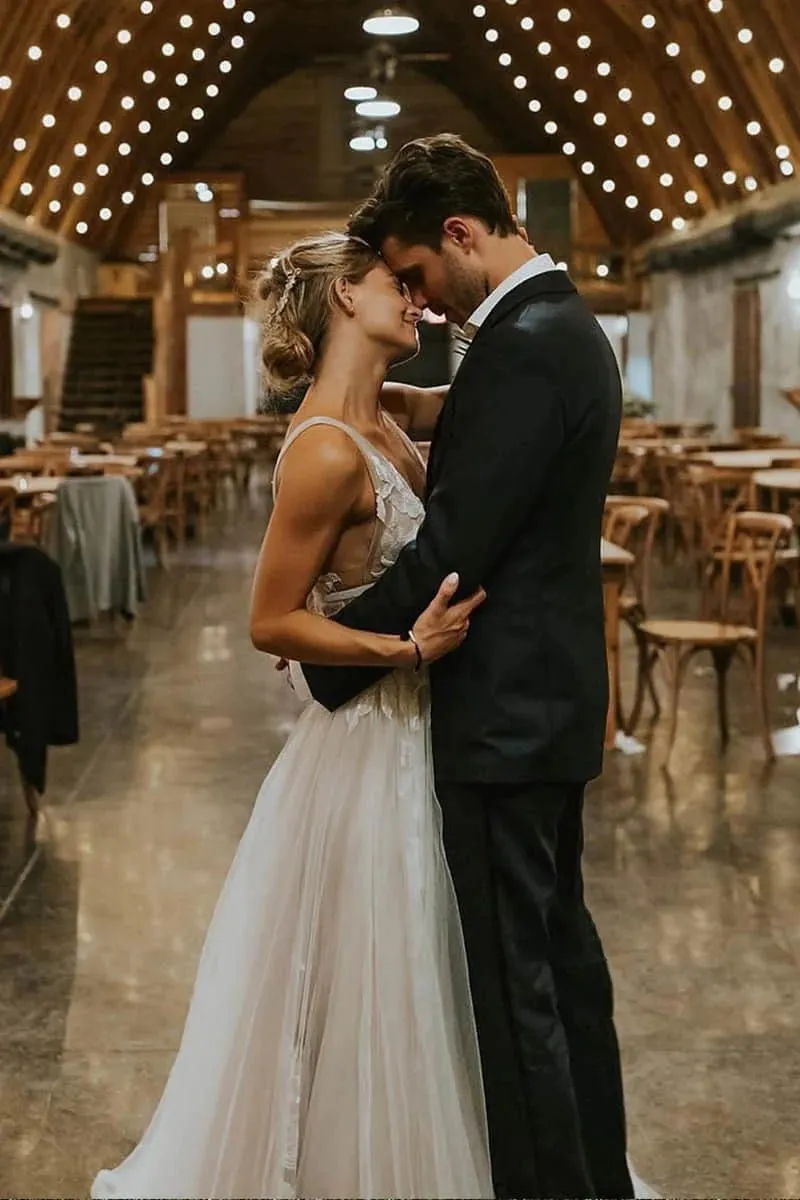 Marvelous V-neck A-line Wedding Dresses Tulle Appliques Rustic Wedding Dresses