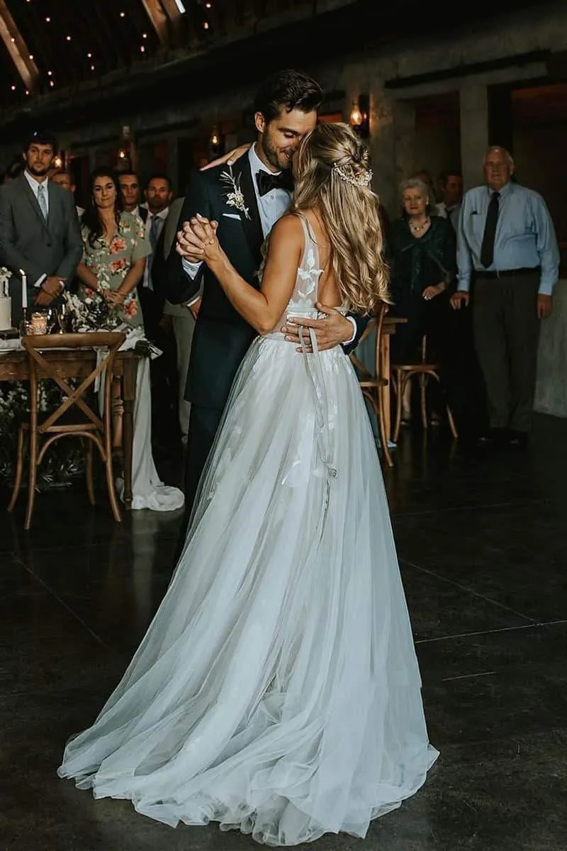 Marvelous V-neck A-line Wedding Dresses Tulle Appliques Rustic Wedding Dresses
