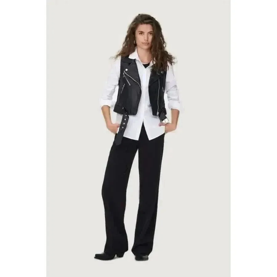 Women's Sleeveless Black Jacket with Zip Pockets